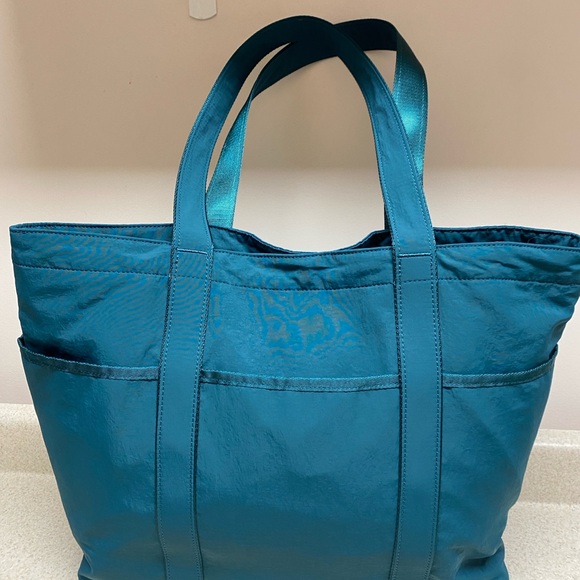 Lululemon Daily Pocket Tote - Picture 2 of 8